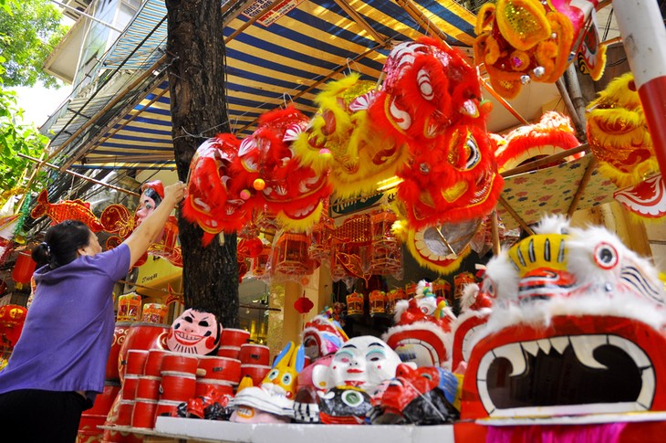 Jubilant atmosphere of mid-autumn festival in Hanoi - ảnh 1